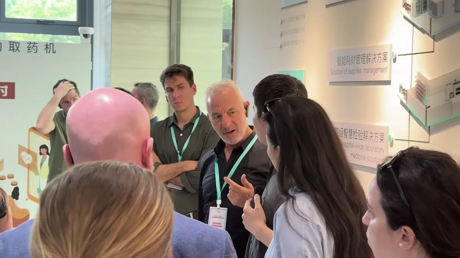 Participantes conversam com uma guia durante uma visita em 2026.