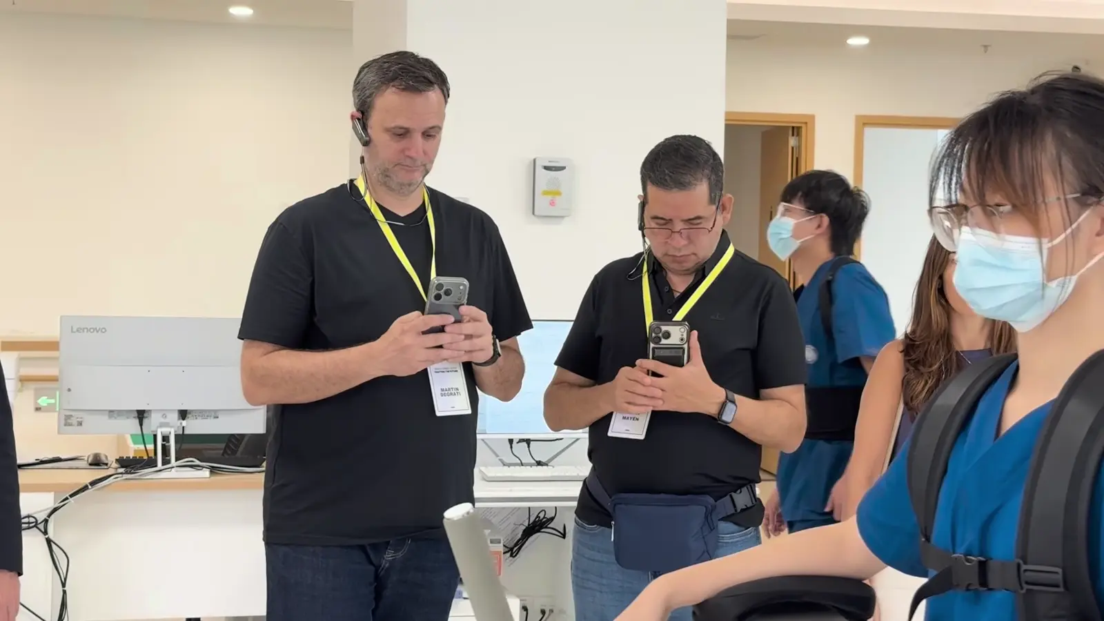 Participantes observam equipamento médico durante uma visita em 2026.