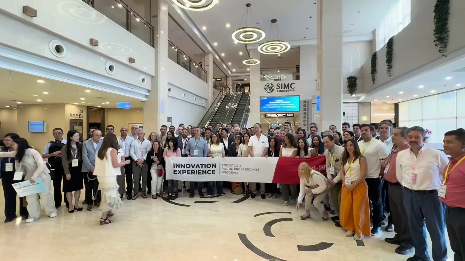 Fotografia ampla da delegação InnovaMed China reunida em um hospital em 2026.