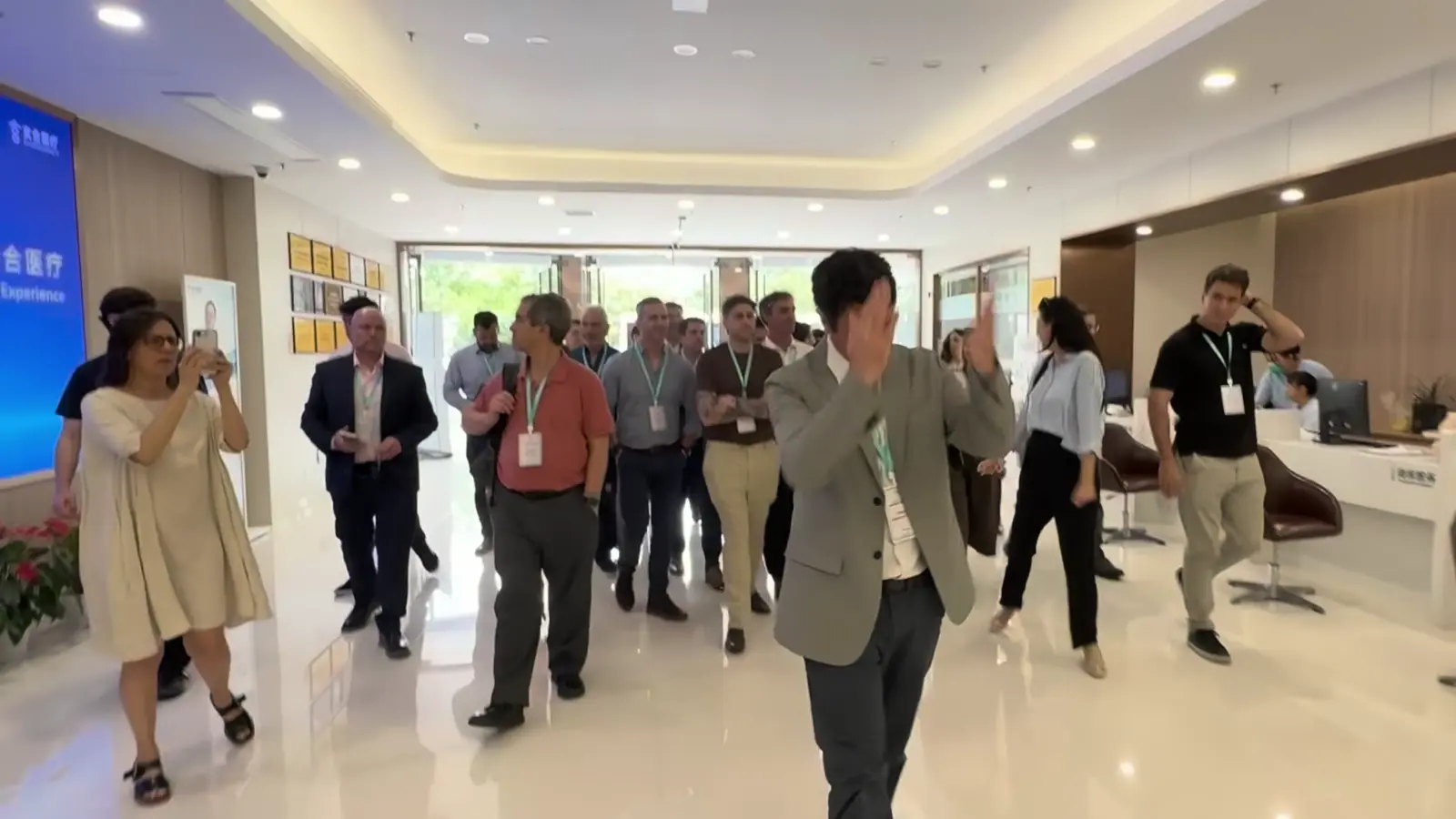 Participantes acompanham uma visita guiada durante o InnovaMed China de 2026.