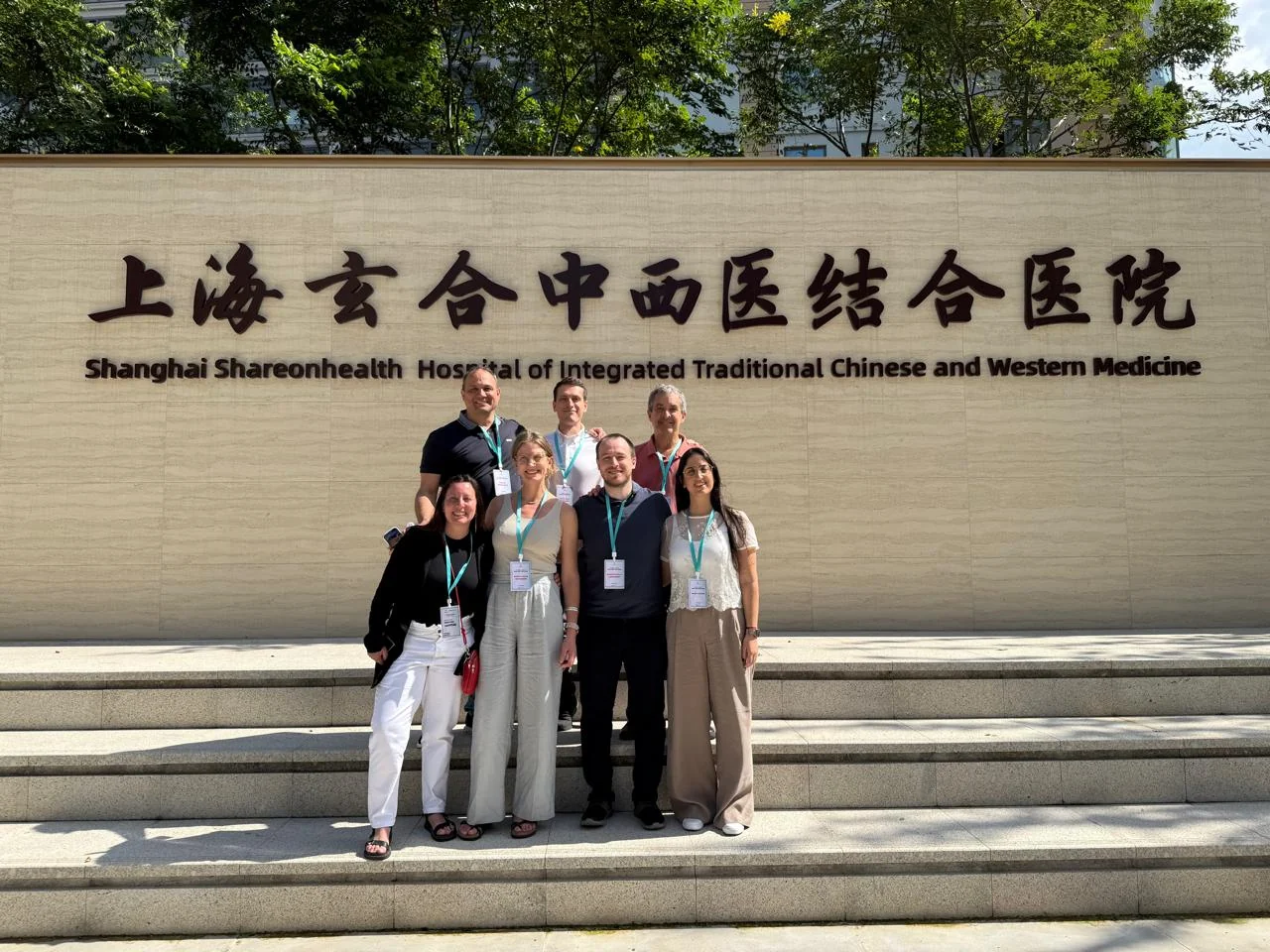 Sete participantes da experiência do Executive MBA em Saúde de 2026 diante do Shanghai Shareonhealth Hospital, em foto publicada pelo IAE.